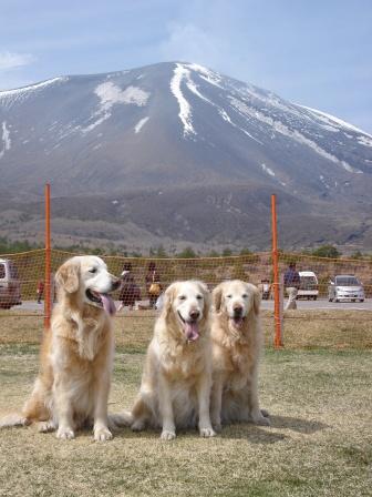 浅間山をバックに